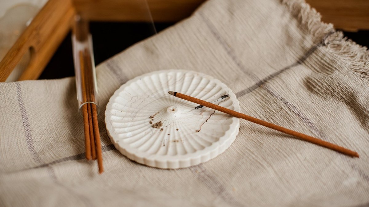 Natural Ways to Freshen Linen Between Washes